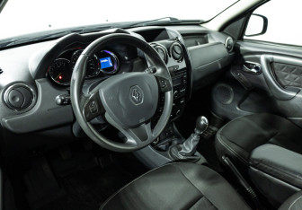 Подержанный автомобиль Renault Duster 2016 года (11 фото)