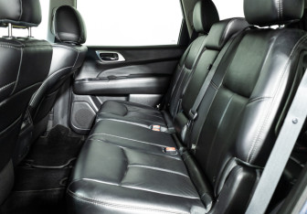 Подержанный автомобиль Nissan Pathfinder 2015 года (10 фото)