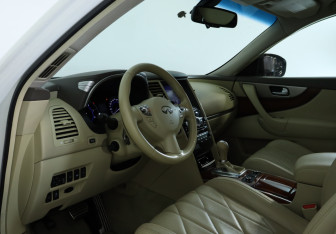Подержанный автомобиль Infiniti QX70 2013 года (12 фото)