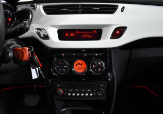 Подержанный автомобиль Citroen DS3 Hatchback 2013 года (15 фото)