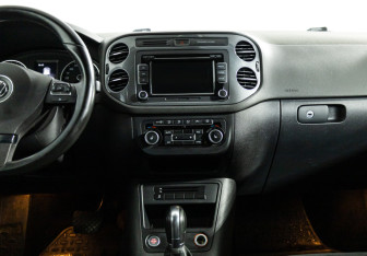 Подержанный автомобиль Volkswagen Tiguan 2015 года (14 фото)