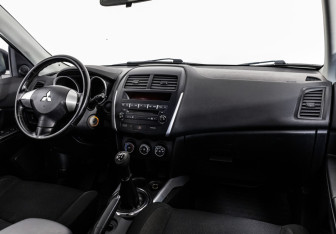 Подержанный автомобиль Mitsubishi ASX 2011 года (9 фото)