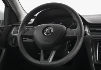 Подержанный автомобиль Skoda Rapid Liftback 2018 года (14 фото)
