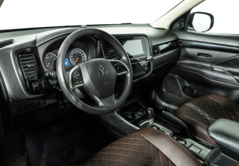 Подержанный автомобиль Mitsubishi Outlander 2019 года (11 фото)