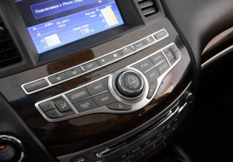 Подержанный автомобиль Infiniti QX60 2018 года (16 фото)