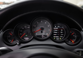 Подержанный автомобиль Porsche Cayenne 2014 года (14 фото)