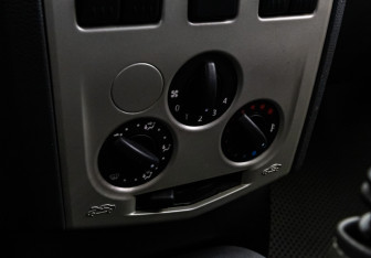 Подержанный автомобиль Renault Logan Sedan 2006 года (12 фото)