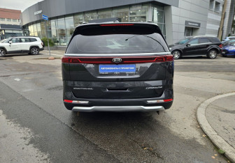 Подержанный автомобиль Kia Carnival 2020 года (5 фото)