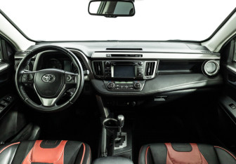 Подержанный автомобиль Toyota RAV4 2016 года (13 фото)