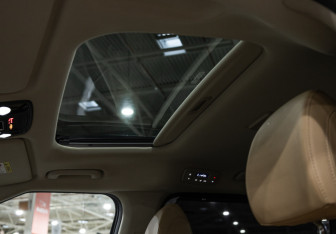 Подержанный автомобиль Kia Carnival 2023 года (25 фото)