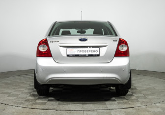 Подержанный автомобиль Ford Focus Sedan 2010 года (6 фото)