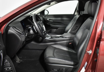 Подержанный автомобиль Hyundai Sonata 2020 года (10 фото)