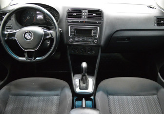 Подержанный автомобиль Volkswagen Polo Sedan 2015 года (14 фото)
