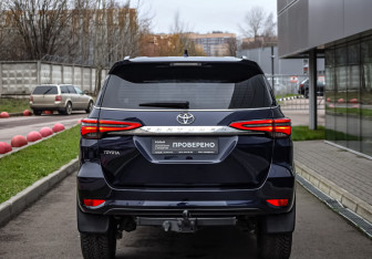 Подержанный автомобиль Toyota Fortuner 2020 года (6 фото)