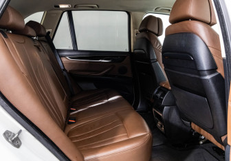 Подержанный автомобиль BMW X5 2015 года (25 фото)