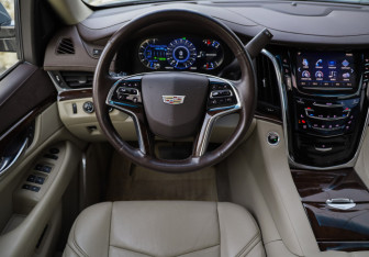 Подержанный автомобиль Cadillac Escalade Suv 2016 года (12 фото)