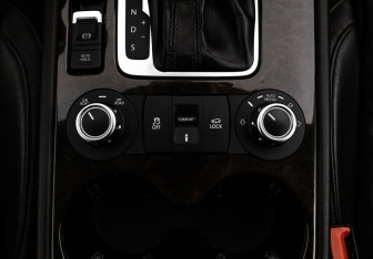 Подержанный автомобиль Volkswagen Touareg 2012 года (14 фото)