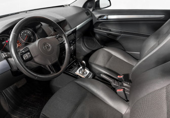 Подержанный автомобиль Opel Astra Hatchback 2008 года (9 фото)