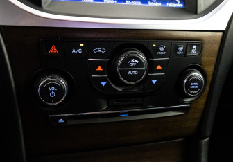 Подержанный автомобиль Chrysler 300C Sedan 2012 года (18 фото)