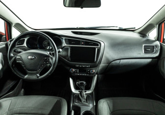 Подержанный автомобиль Kia Ceed Wagon 2017 года (13 фото)