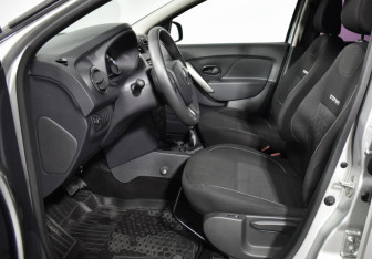 Подержанный автомобиль Renault Sandero 2016 года (10 фото)