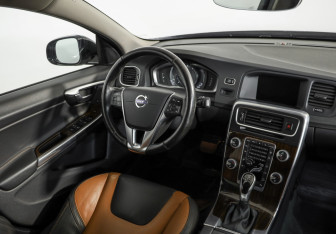 Подержанный автомобиль Volvo V60 Cross Country 2015 года (9 фото)