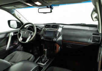 Подержанный автомобиль Toyota Land Cruiser Prado 2015 года (9 фото)