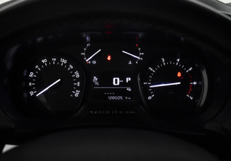 Подержанный автомобиль Peugeot Traveller 2018 года (19 фото)