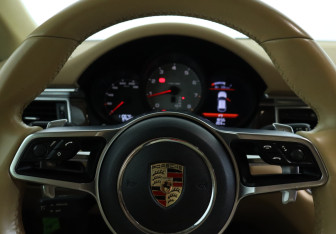 Подержанный автомобиль Porsche Macan 2014 года (21 фото)
