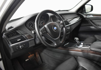 Подержанный автомобиль BMW X5 2012 года (9 фото)
