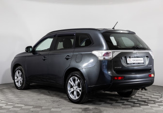 Подержанный автомобиль Mitsubishi Outlander 2013 года (7 фото)