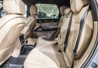Подержанный автомобиль Porsche Cayenne 2018 года (19 фото)