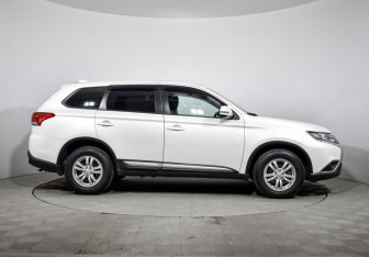 Подержанный автомобиль Mitsubishi Outlander 2019 года (4 фото)