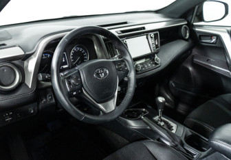 Подержанный автомобиль Toyota RAV4 2019 года (21 фото)