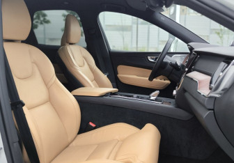 Подержанный автомобиль Volvo XC60 2024 года (15 фото)