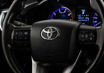Подержанный автомобиль Toyota Hilux 2016 года (12 фото)