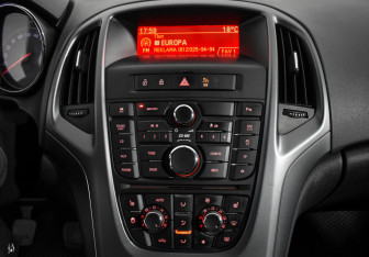 Подержанный автомобиль Opel Astra Hatchback 2011 года (15 фото)