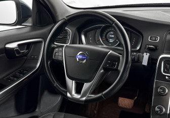 Подержанный автомобиль Volvo S60 2013 года (15 фото)