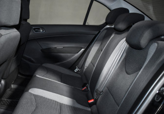 Подержанный автомобиль Peugeot 408 2013 года (12 фото)
