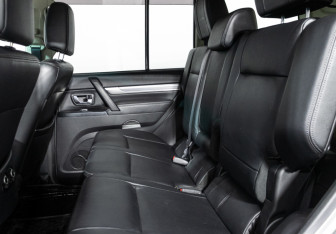 Подержанный автомобиль Mitsubishi Pajero 2015 года (10 фото)