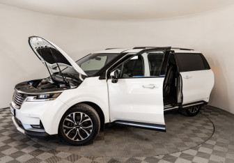 Подержанный автомобиль Kia Carnival 2022 года (2 фото)