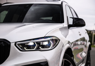 Подержанный автомобиль BMW X5 2021 года (2 фото)