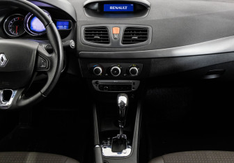 Подержанный автомобиль Renault Fluence 2014 года (14 фото)