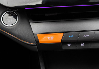 Подержанный автомобиль Changan UNI-V 2023 года (12 фото)