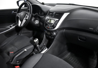 Подержанный автомобиль Hyundai Solaris Hatchback 2012 года (13 фото)