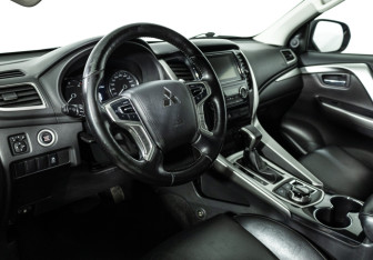 Подержанный автомобиль Mitsubishi Pajero Sport 2017 года (11 фото)
