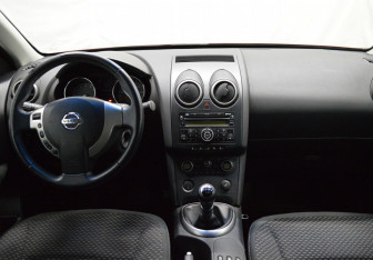 Подержанный автомобиль Nissan Qashqai 2008 года (14 фото)