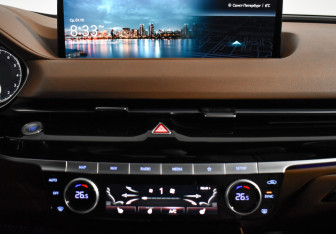 Подержанный автомобиль Genesis G80 2021 года (15 фото)