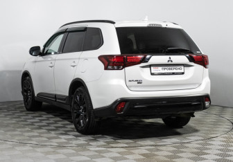 Подержанный автомобиль Mitsubishi Outlander 2021 года (7 фото)
