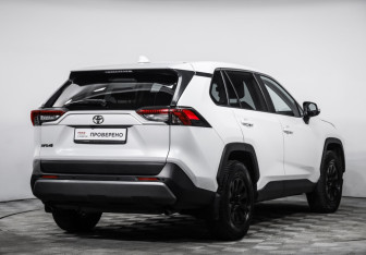 Подержанный автомобиль Toyota RAV4 2022 года (5 фото)